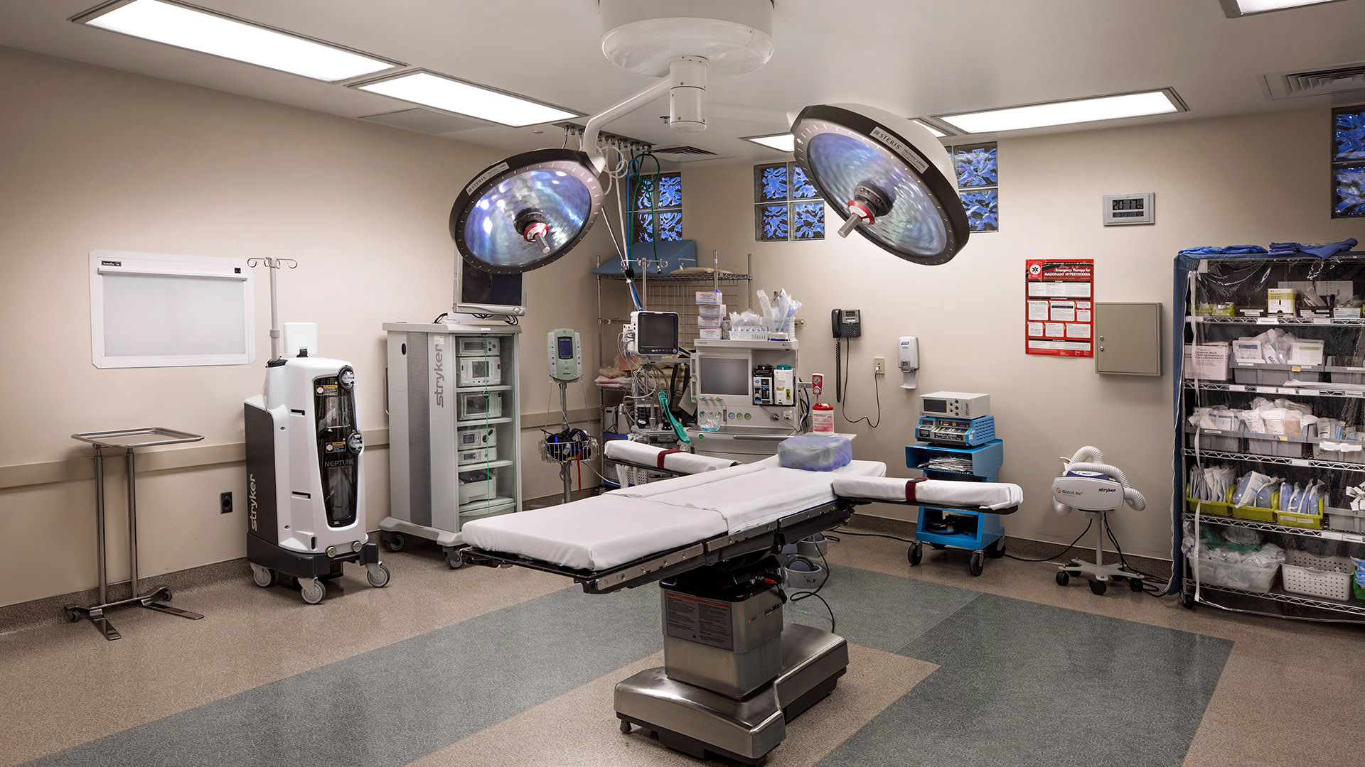 Operating room with operating table and equipment at Crovetti Orthopaedics